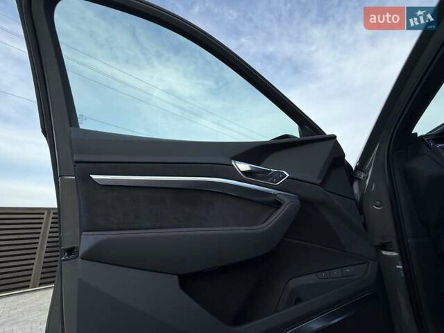 Серый Ауди Q8 Sportback e-tron, объемом двигателя 0 л и пробегом 15 тыс. км за 65000 $, фото 51 на Automoto.ua