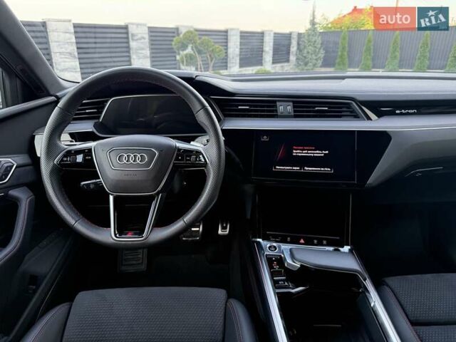 Серый Ауди Q8 Sportback e-tron, объемом двигателя 0 л и пробегом 15 тыс. км за 65000 $, фото 113 на Automoto.ua