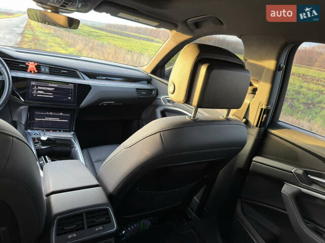 Серый Ауди Q8 Sportback e-tron, объемом двигателя 0 л и пробегом 47 тыс. км за 54000 $, фото 10 на Automoto.ua