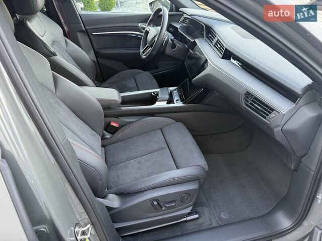 Серый Ауди Q8 Sportback e-tron, объемом двигателя 0 л и пробегом 15 тыс. км за 65000 $, фото 91 на Automoto.ua