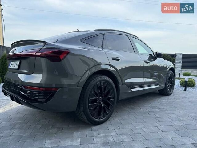 Серый Ауди Q8 Sportback e-tron, объемом двигателя 0 л и пробегом 15 тыс. км за 65000 $, фото 37 на Automoto.ua