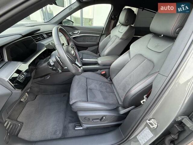 Серый Ауди Q8 Sportback e-tron, объемом двигателя 0 л и пробегом 15 тыс. км за 65000 $, фото 59 на Automoto.ua