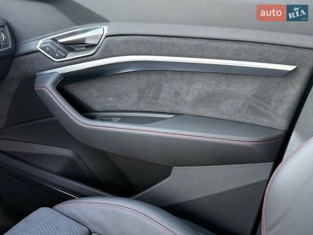 Серый Ауди Q8 Sportback e-tron, объемом двигателя 0 л и пробегом 15 тыс. км за 65000 $, фото 109 на Automoto.ua