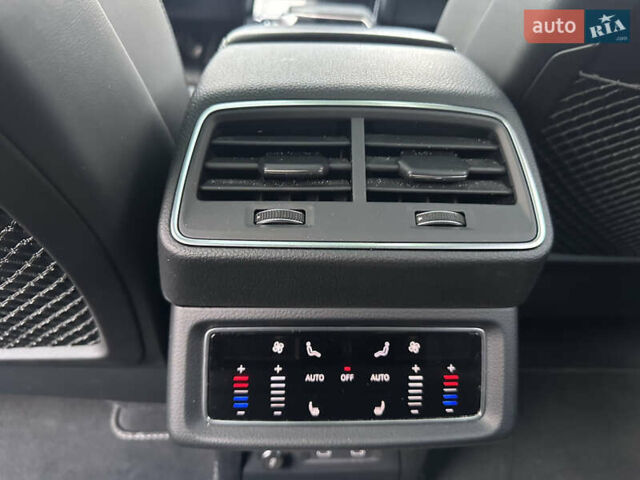 Серый Ауди Q8 Sportback e-tron, объемом двигателя 0 л и пробегом 45 тыс. км за 64900 $, фото 19 на Automoto.ua