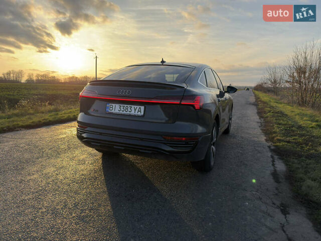 Серый Ауди Q8 Sportback e-tron, объемом двигателя 0 л и пробегом 47 тыс. км за 54000 $, фото 4 на Automoto.ua