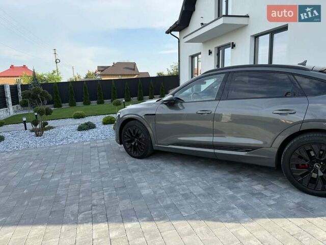 Серый Ауди Q8 Sportback e-tron, объемом двигателя 0 л и пробегом 15 тыс. км за 65000 $, фото 3 на Automoto.ua