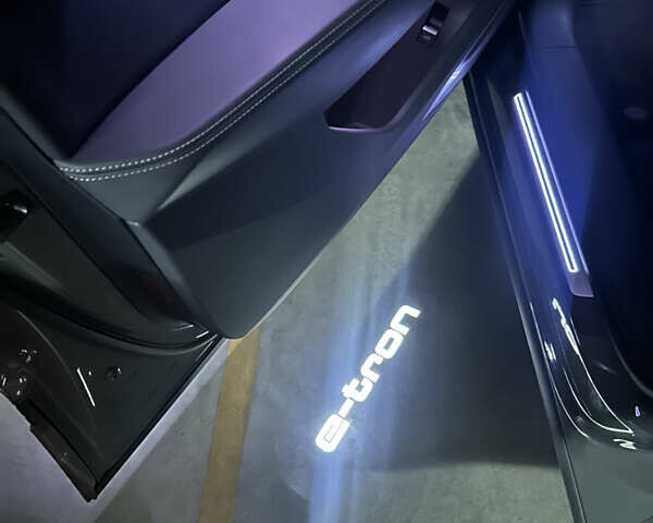 Серый Ауди Q8 Sportback e-tron, объемом двигателя 0 л и пробегом 45 тыс. км за 64900 $, фото 31 на Automoto.ua