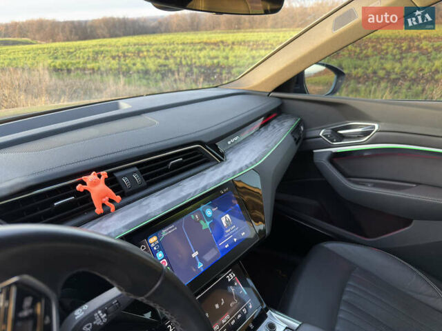 Серый Ауди Q8 Sportback e-tron, объемом двигателя 0 л и пробегом 47 тыс. км за 54000 $, фото 12 на Automoto.ua