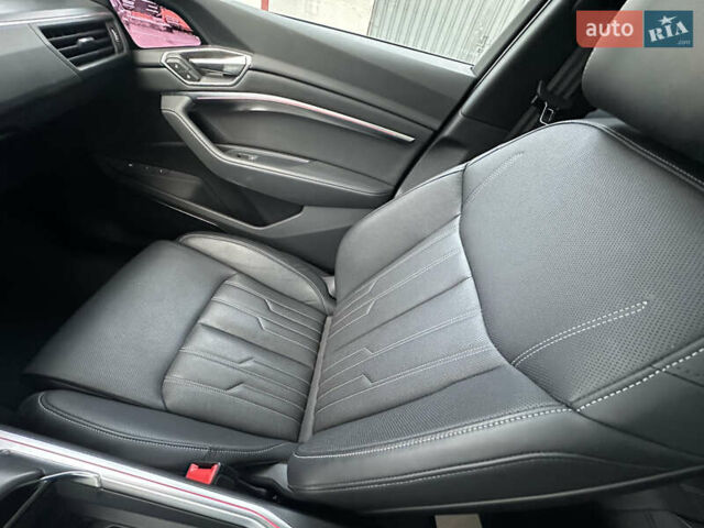 Серый Ауди Q8 Sportback e-tron, объемом двигателя 0 л и пробегом 45 тыс. км за 64900 $, фото 29 на Automoto.ua