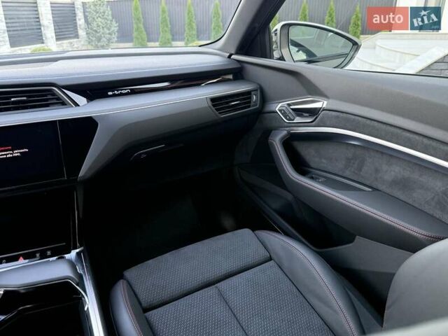 Серый Ауди Q8 Sportback e-tron, объемом двигателя 0 л и пробегом 15 тыс. км за 65000 $, фото 117 на Automoto.ua
