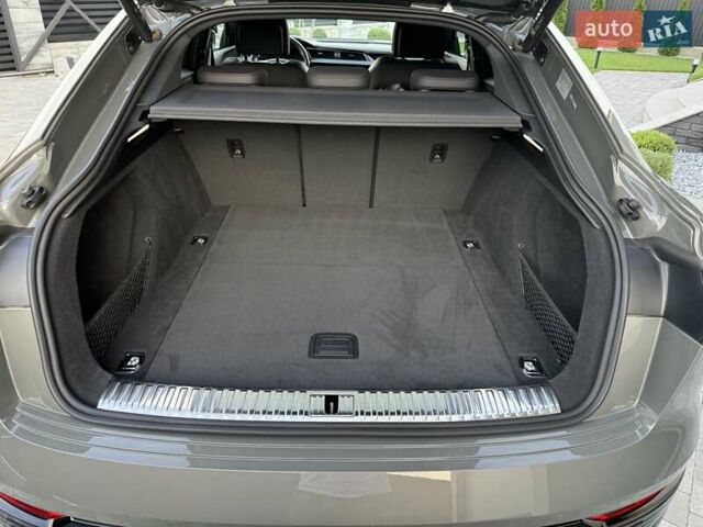 Серый Ауди Q8 Sportback e-tron, объемом двигателя 0 л и пробегом 15 тыс. км за 65000 $, фото 63 на Automoto.ua