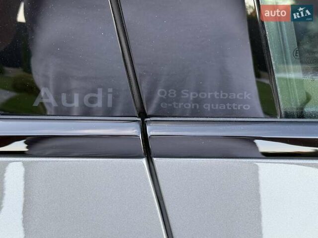 Серый Ауди Q8 Sportback e-tron, объемом двигателя 0 л и пробегом 15 тыс. км за 65000 $, фото 138 на Automoto.ua