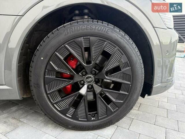 Серый Ауди Q8 Sportback e-tron, объемом двигателя 0 л и пробегом 15 тыс. км за 65000 $, фото 33 на Automoto.ua
