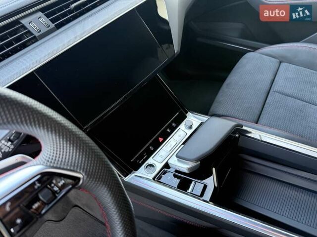 Серый Ауди Q8 Sportback e-tron, объемом двигателя 0 л и пробегом 15 тыс. км за 65000 $, фото 126 на Automoto.ua