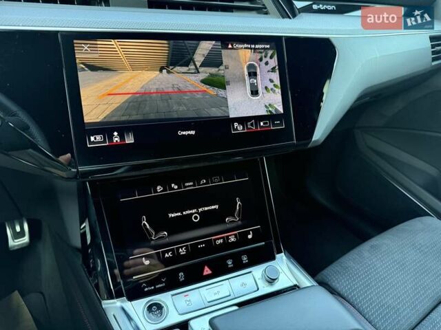 Серый Ауди Q8 Sportback e-tron, объемом двигателя 0 л и пробегом 15 тыс. км за 65000 $, фото 132 на Automoto.ua