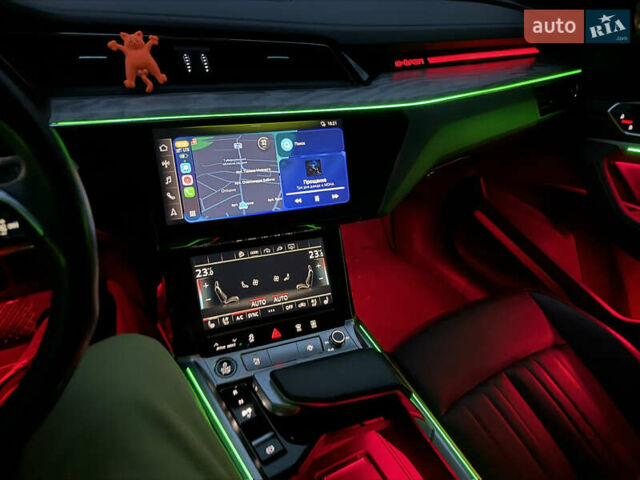 Серый Ауди Q8 Sportback e-tron, объемом двигателя 0 л и пробегом 47 тыс. км за 54000 $, фото 8 на Automoto.ua