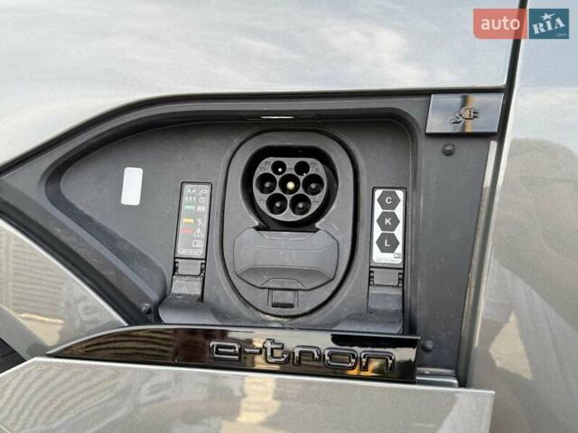 Серый Ауди Q8 Sportback e-tron, объемом двигателя 0 л и пробегом 15 тыс. км за 65000 $, фото 6 на Automoto.ua