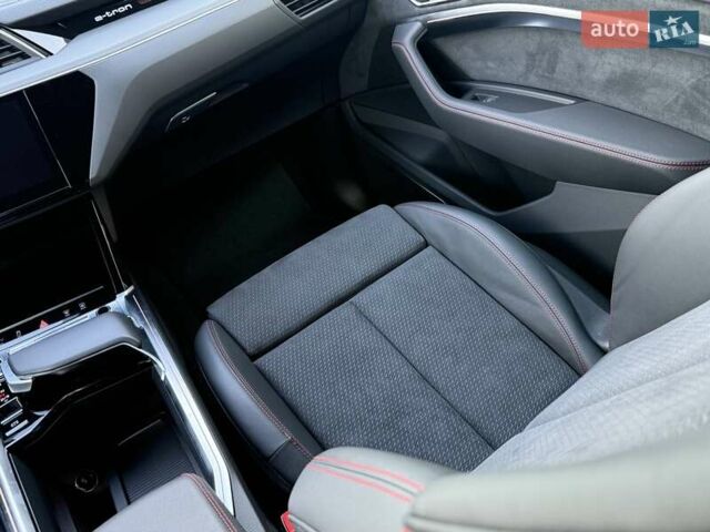 Серый Ауди Q8 Sportback e-tron, объемом двигателя 0 л и пробегом 15 тыс. км за 65000 $, фото 116 на Automoto.ua