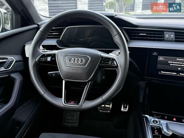 Серый Ауди Q8 Sportback e-tron, объемом двигателя 0 л и пробегом 15 тыс. км за 65000 $, фото 114 на Automoto.ua
