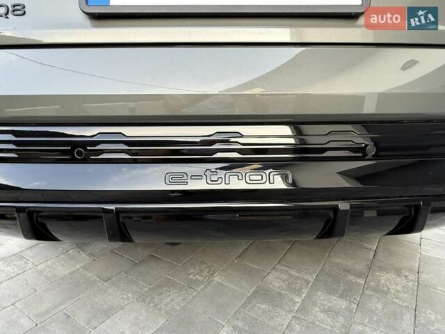 Серый Ауди Q8 Sportback e-tron, объемом двигателя 0 л и пробегом 15 тыс. км за 65000 $, фото 45 на Automoto.ua