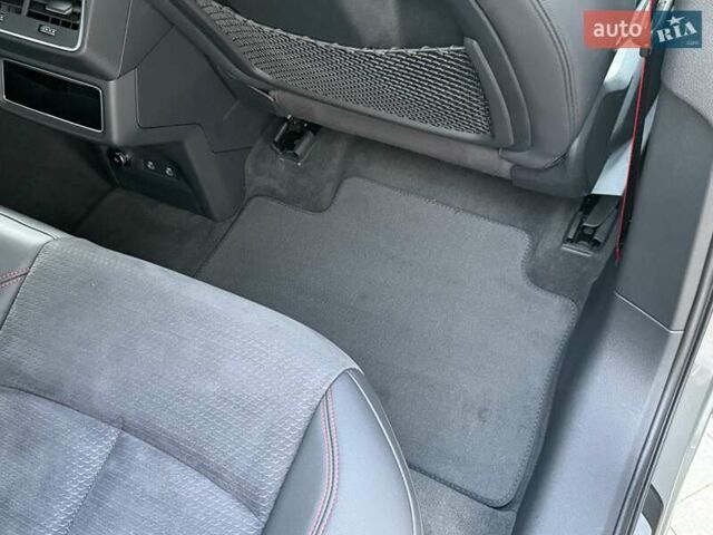Серый Ауди Q8 Sportback e-tron, объемом двигателя 0 л и пробегом 15 тыс. км за 65000 $, фото 76 на Automoto.ua
