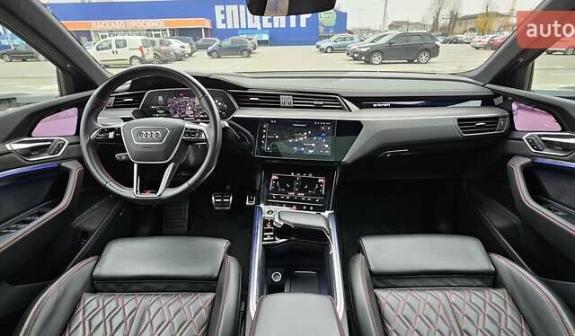 Серый Ауди Q8 Sportback e-tron, объемом двигателя 0 л и пробегом 65 тыс. км за 59999 $, фото 124 на Automoto.ua