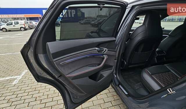 Серый Ауди Q8 Sportback e-tron, объемом двигателя 0 л и пробегом 65 тыс. км за 59999 $, фото 121 на Automoto.ua