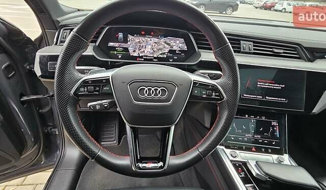 Серый Ауди Q8 Sportback e-tron, объемом двигателя 0 л и пробегом 65 тыс. км за 59999 $, фото 136 на Automoto.ua