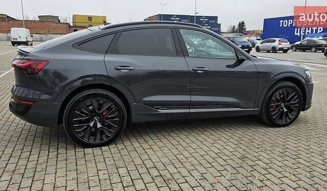 Серый Ауди Q8 Sportback e-tron, объемом двигателя 0 л и пробегом 65 тыс. км за 59999 $, фото 46 на Automoto.ua