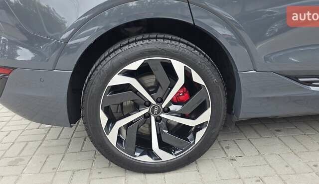 Серый Ауди Q8 Sportback e-tron, объемом двигателя 0 л и пробегом 20 тыс. км за 64800 $, фото 54 на Automoto.ua