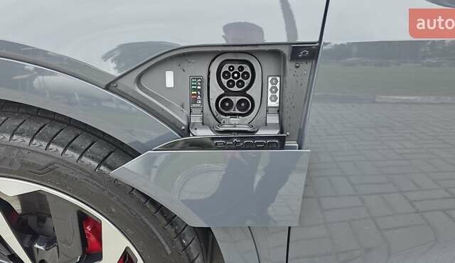 Серый Ауди Q8 Sportback e-tron, объемом двигателя 0 л и пробегом 20 тыс. км за 64800 $, фото 44 на Automoto.ua