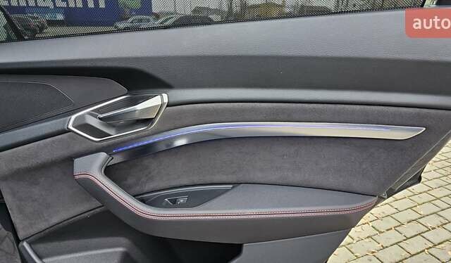 Серый Ауди Q8 Sportback e-tron, объемом двигателя 0 л и пробегом 65 тыс. км за 59999 $, фото 109 на Automoto.ua