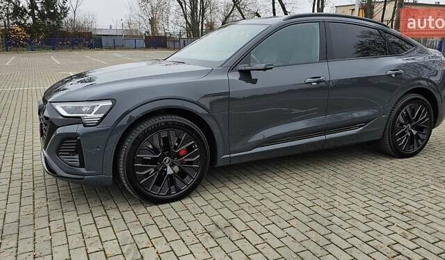 Серый Ауди Q8 Sportback e-tron, объемом двигателя 0 л и пробегом 65 тыс. км за 59999 $, фото 24 на Automoto.ua