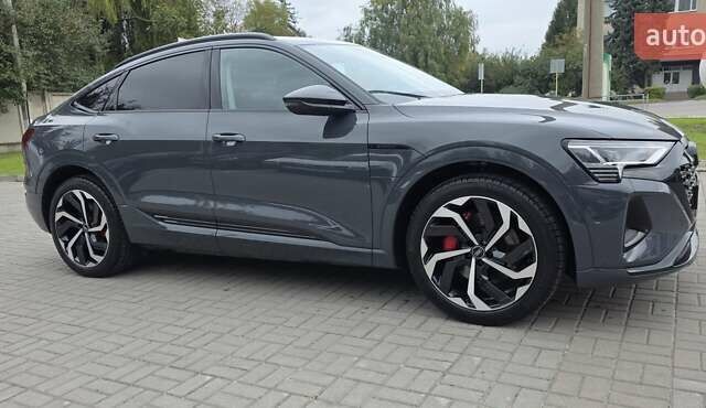 Серый Ауди Q8 Sportback e-tron, объемом двигателя 0 л и пробегом 20 тыс. км за 64800 $, фото 13 на Automoto.ua