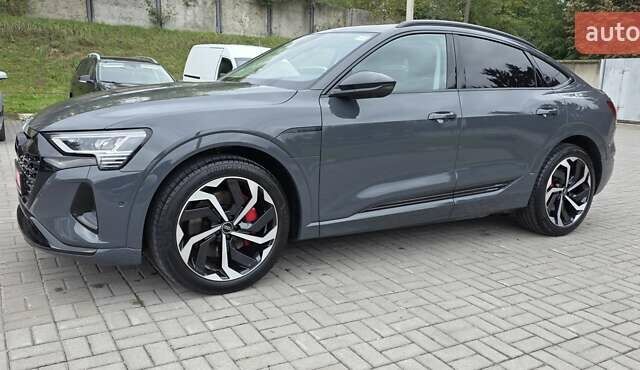 Серый Ауди Q8 Sportback e-tron, объемом двигателя 0 л и пробегом 20 тыс. км за 64800 $, фото 3 на Automoto.ua