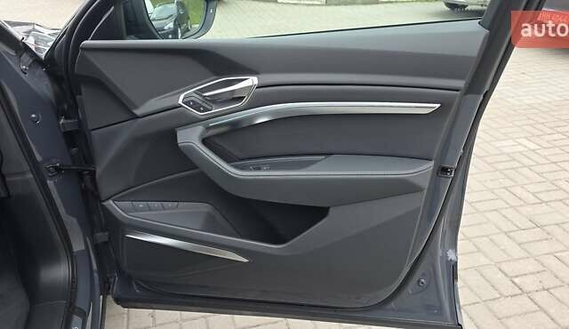 Серый Ауди Q8 Sportback e-tron, объемом двигателя 0 л и пробегом 20 тыс. км за 64800 $, фото 81 на Automoto.ua
