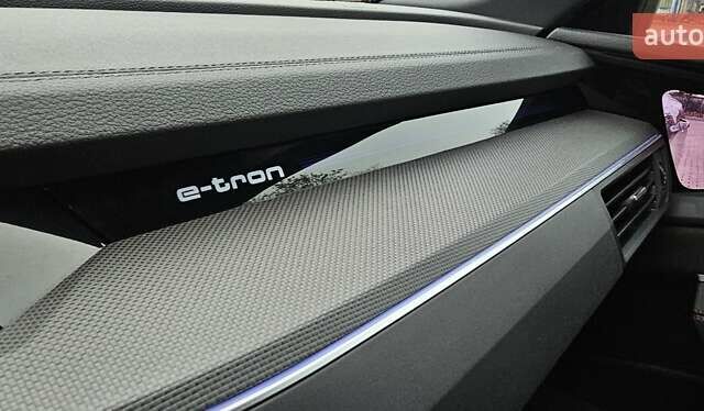 Серый Ауди Q8 Sportback e-tron, объемом двигателя 0 л и пробегом 65 тыс. км за 59999 $, фото 68 на Automoto.ua