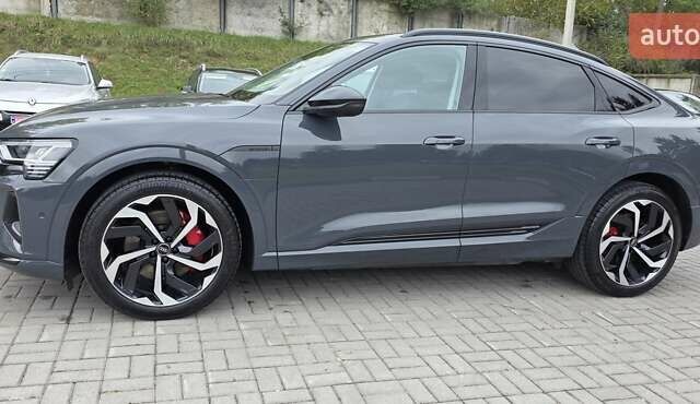 Серый Ауди Q8 Sportback e-tron, объемом двигателя 0 л и пробегом 20 тыс. км за 64800 $, фото 1 на Automoto.ua