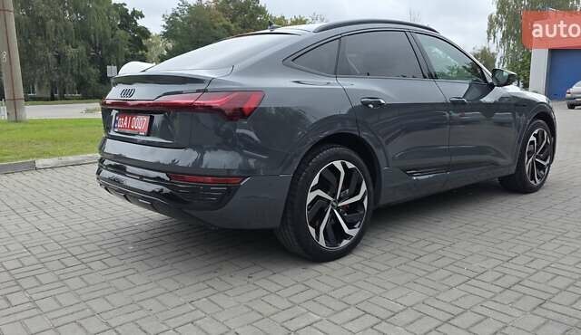 Серый Ауди Q8 Sportback e-tron, объемом двигателя 0 л и пробегом 20 тыс. км за 64800 $, фото 18 на Automoto.ua