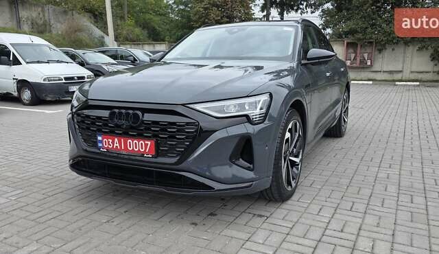 Серый Ауди Q8 Sportback e-tron, объемом двигателя 0 л и пробегом 20 тыс. км за 64800 $, фото 6 на Automoto.ua