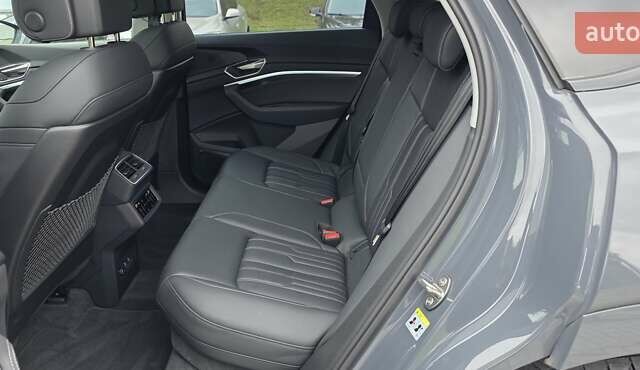 Серый Ауди Q8 Sportback e-tron, объемом двигателя 0 л и пробегом 20 тыс. км за 64800 $, фото 76 на Automoto.ua