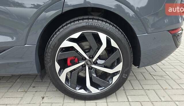 Серый Ауди Q8 Sportback e-tron, объемом двигателя 0 л и пробегом 20 тыс. км за 64800 $, фото 53 на Automoto.ua