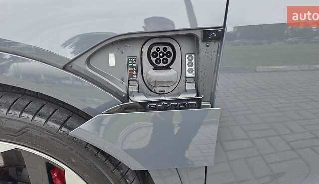 Серый Ауди Q8 Sportback e-tron, объемом двигателя 0 л и пробегом 20 тыс. км за 64800 $, фото 43 на Automoto.ua