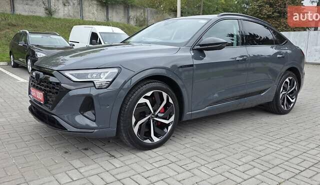 Серый Ауди Q8 Sportback e-tron, объемом двигателя 0 л и пробегом 20 тыс. км за 64800 $, фото 4 на Automoto.ua