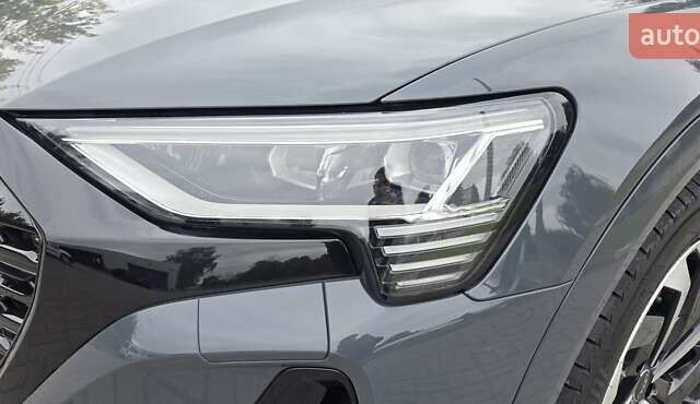 Серый Ауди Q8 Sportback e-tron, объемом двигателя 0 л и пробегом 20 тыс. км за 64800 $, фото 40 на Automoto.ua