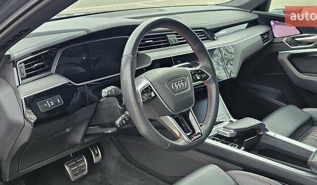 Серый Ауди Q8 Sportback e-tron, объемом двигателя 0 л и пробегом 65 тыс. км за 59999 $, фото 138 на Automoto.ua