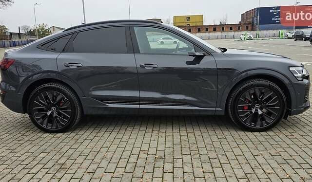 Серый Ауди Q8 Sportback e-tron, объемом двигателя 0 л и пробегом 65 тыс. км за 59999 $, фото 49 на Automoto.ua