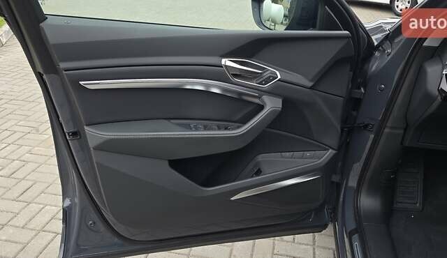 Серый Ауди Q8 Sportback e-tron, объемом двигателя 0 л и пробегом 20 тыс. км за 64800 $, фото 59 на Automoto.ua