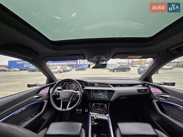 Серый Ауди Q8 Sportback e-tron, объемом двигателя 0 л и пробегом 65 тыс. км за 59999 $, фото 122 на Automoto.ua