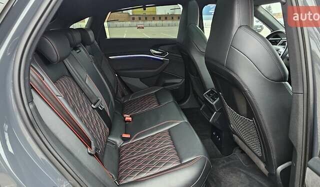 Серый Ауди Q8 Sportback e-tron, объемом двигателя 0 л и пробегом 65 тыс. км за 59999 $, фото 113 на Automoto.ua